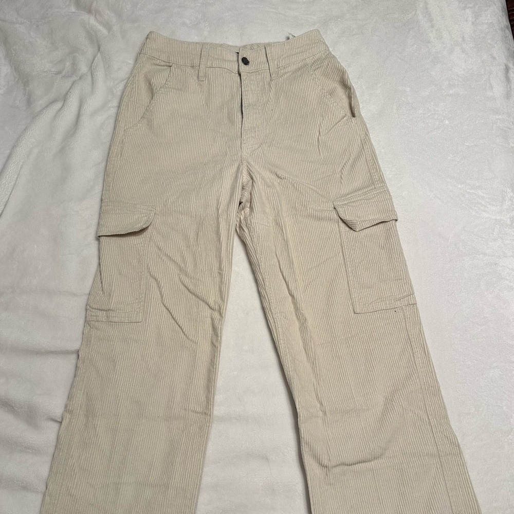 Hollister Ultra High-Rise Baggy Jeans 
color: creme, corduroy like material